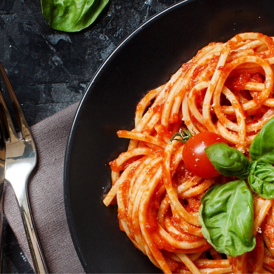 Spaghetti with fresh tomato and basil sauce